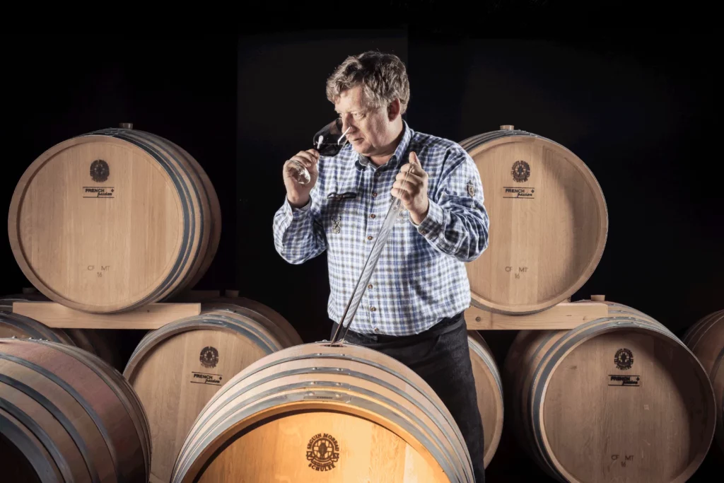 Kellermeister pr&uuml;ft einen Rotwein aus dem Fass