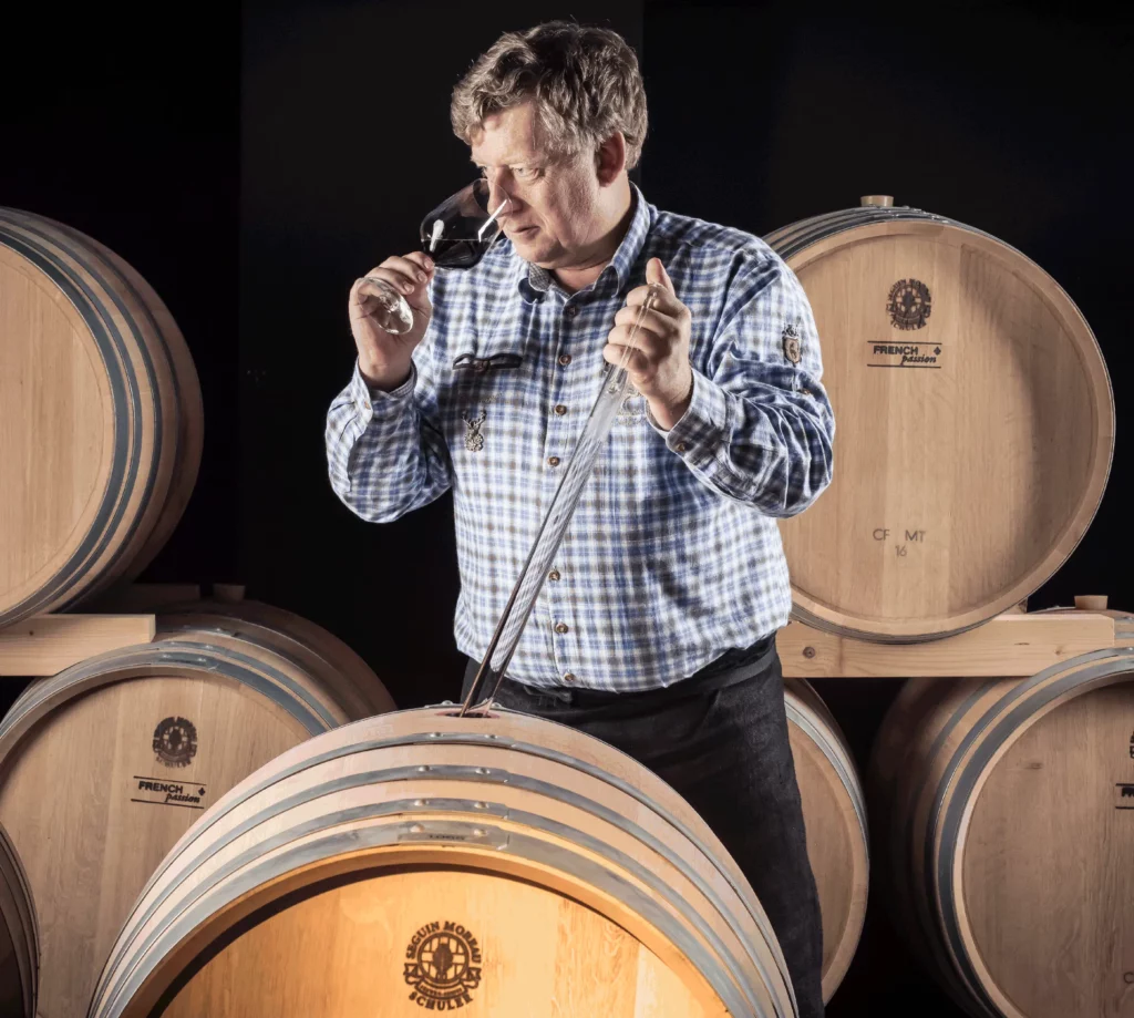 Kellermeister prüft einen Rotwein aus dem Fass