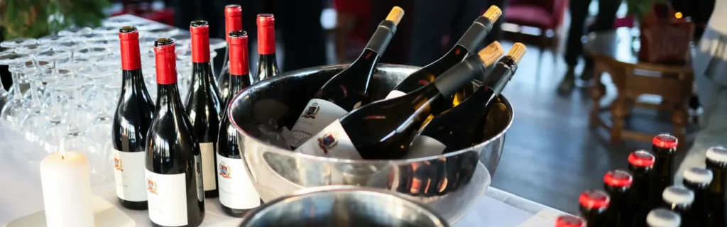 Ein Weinbuffet auf einer festlichen Veranstaltung
